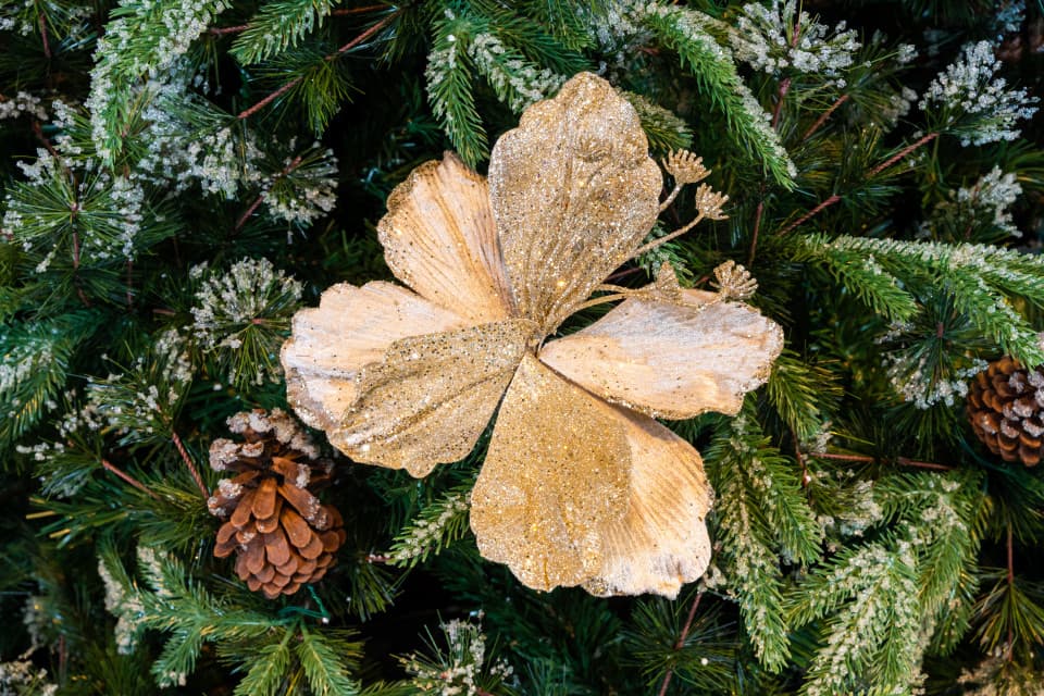 Decoratiune pentru brad in forma de floare, culoare crem, dimensiune 30x40cm, HB-528